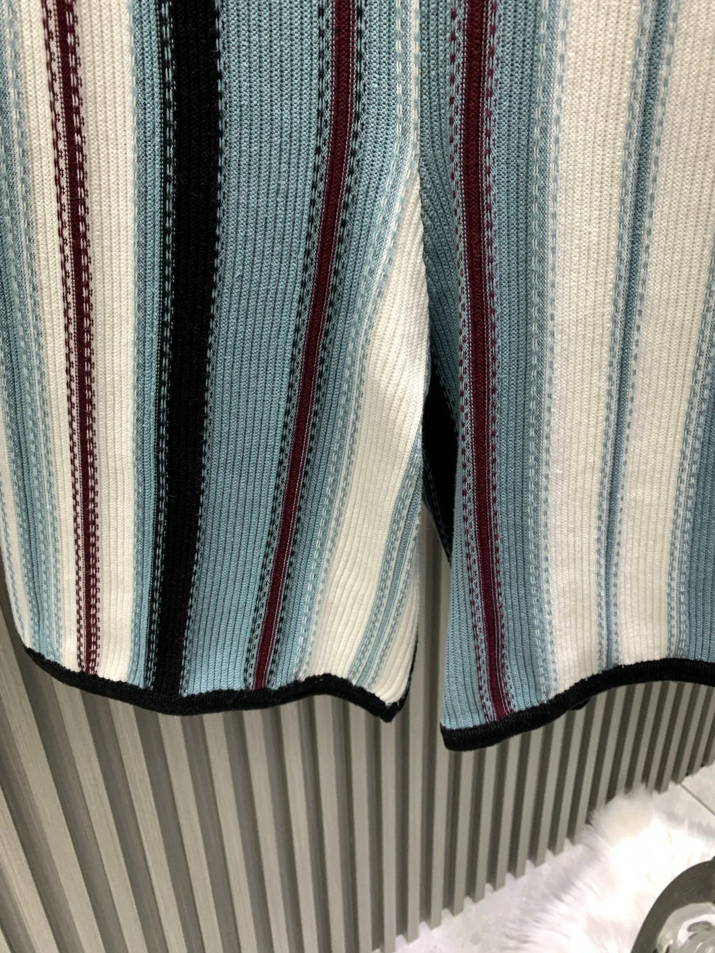 🅿️400 🀄️ Louis Vuitton Louis Vuitton 1v25ss striped jacquard wool. The original version is dyed and the color similarity is as high as 95%. The yarn is made of 2 strips of 260 combed cotton on the bottom + 5 strips of polyester + 1 strip of high elastic stretch frame. The loom is a 14-needle STOLL machine imported from Germany. Each piece of fabric takes 390 minutes. Due to the particularity of this weave, the stability of the machine is very high. Many machines cannot do it. The knitting time is very long. It is easy to produce waste pieces when weaving the piece. The loss will be very large. The sewing disc is sewn with a 20-needle disc. In order to maximize the restoration effect, our large body fabric is knitted using an ultra-fine 16-needle flat machine. The whole piece of clothing has almost no knots. It is recommended to match it with short-sleeved clothes of the same style.